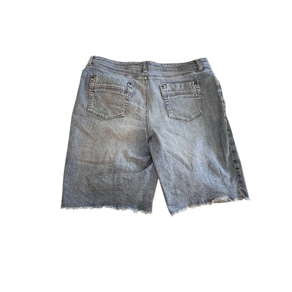 Apt. 9 Denim Jean Shorts Womens Size 16 Color Stone Wash Bermuda Style - Picture 2 of 3